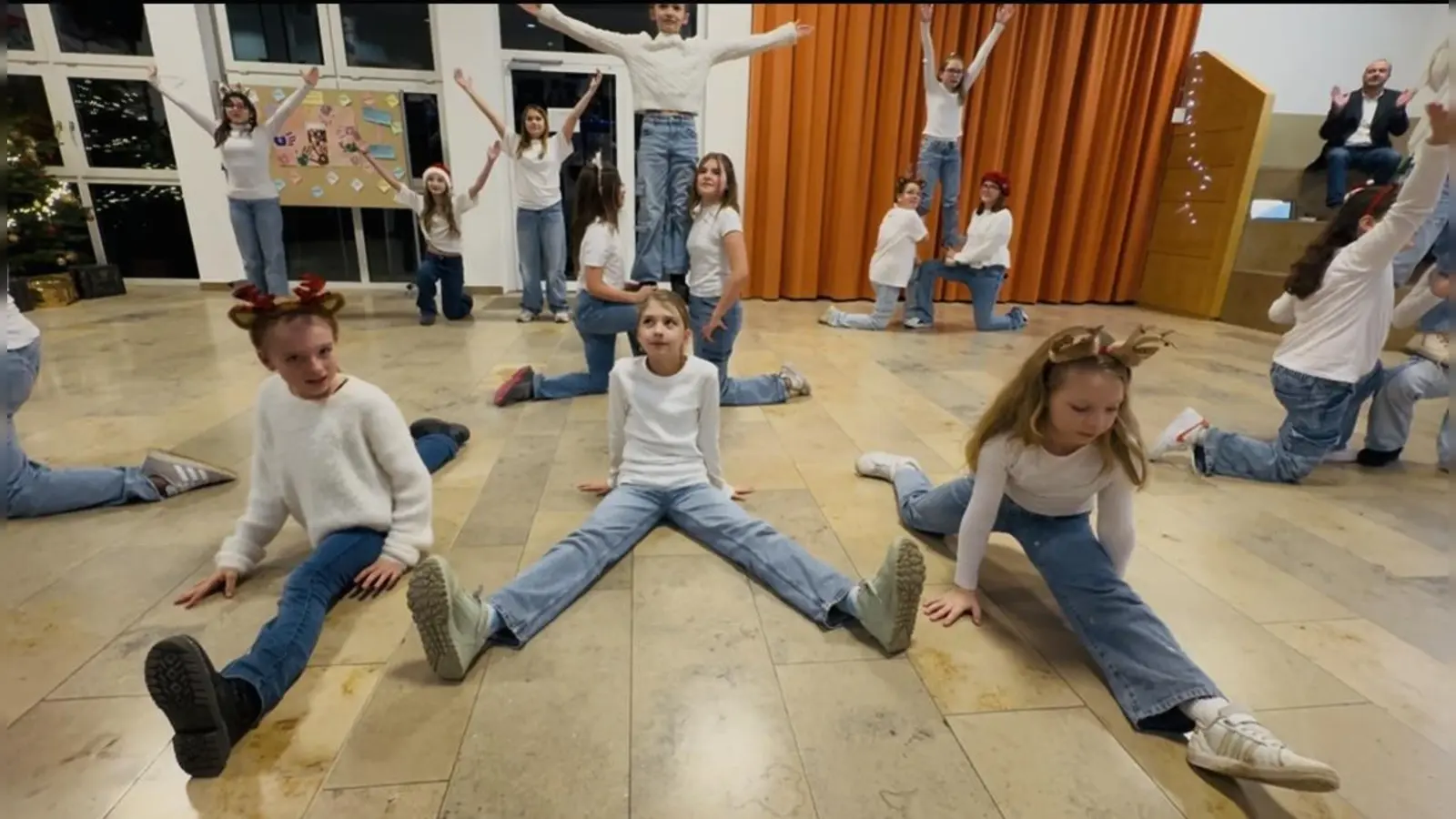 Die Mädchen der 5. und 6. Klasse tanzten zu „Jingle Bells Rock”. (Bild: Petra Kreuzer)