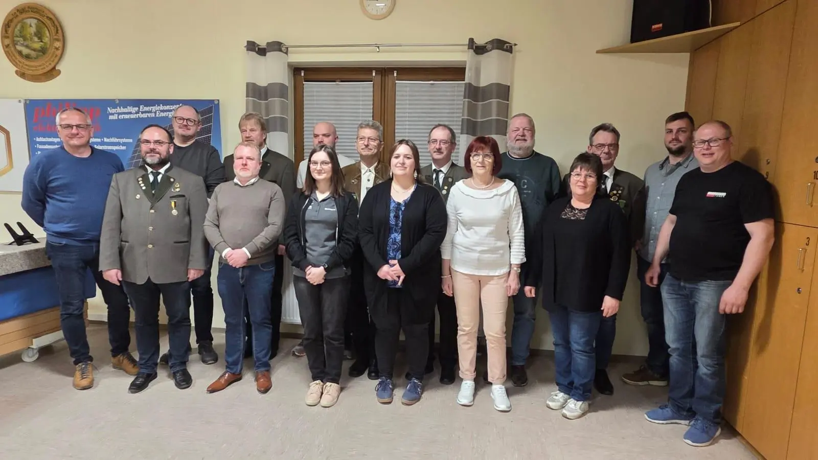 Vorne von links nach rechts: Andreas Michl, Martin Gruber, Veronica Hecht, Anja Michl, Heidi Müller, Kerstin Wegmann, Thomas Wegmann. Hinten von links nach rechts: Bgm. Hubert Kraus, Benjamin Michl, Stefan Meyer, Matthias Ibler, Norbert Riedl, Adrian Haider, Roland Michl, Josef Maschauer, Hubert Fippl. (Bild: Josef Maschauer)