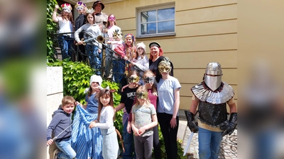 Die Kinder- und Jugendgruppe des Amberger Welttheatervereins in ihrem Element beim Theaterworkshop. (Bild: Stephanie Dotzler)