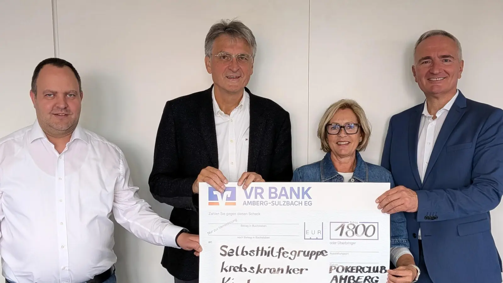 Im Bild v.l.n.r.: Andreas Kneidl, 2.Vorstand Pokerclub Amberg; Erwin Stangl, 1.Vorstand Pokerclub Amberg; Petra Waldhauser, 1. Vorsitzende Selbsthilfegruppe Krebskranker Kinder; Dr. Harald Schwartz, MdL; (Bild: Thomas Hottner)