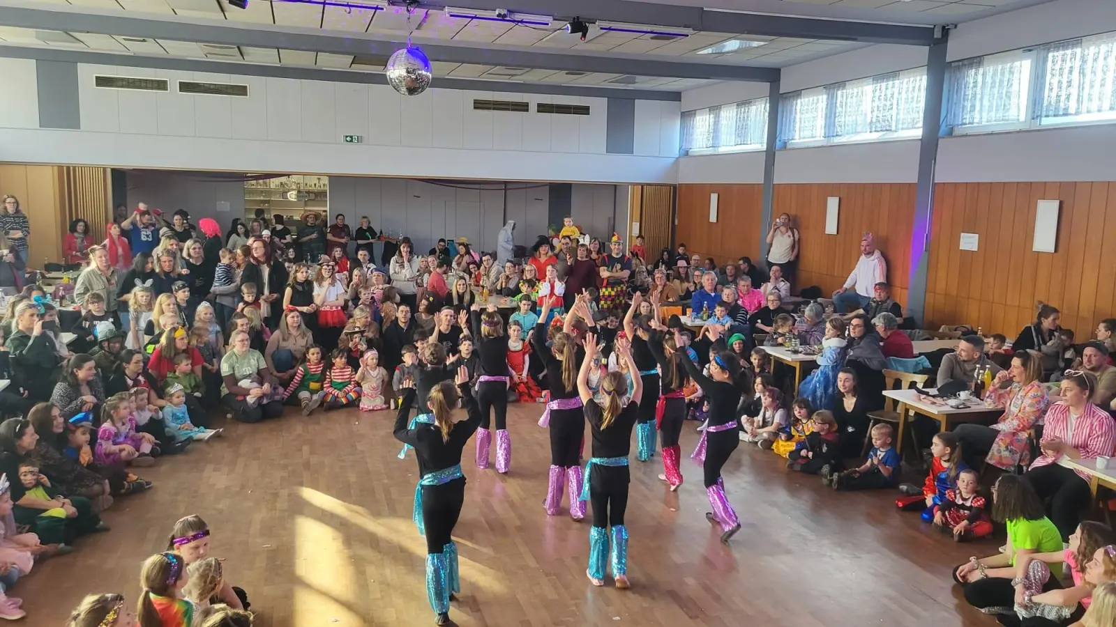 Re.louh.ded Mini begeisterte mit rund 40 Tänzern die Zuschauer  (Bild: Sebastian Hartl)