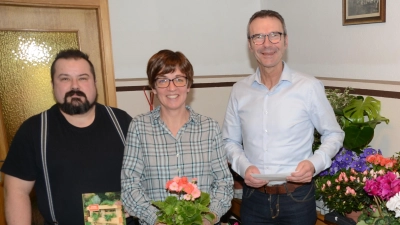 Vorstand Christoph Martini mit Michaela Basler und Peter Achatzi neben den grünen Preisen (Bild: Erwin Kolb)