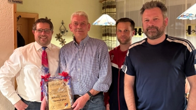 Mit großem Respekt und Dankbarkeit für sein Lebenswerk wurde Roland Veigl nun zum Ehrenmitglied ernannt. Ihm gratulierten die 3 Vorstände des ASV, Stephan, Daniel und Christian Veigl. (Bild: Stephan Veigl)