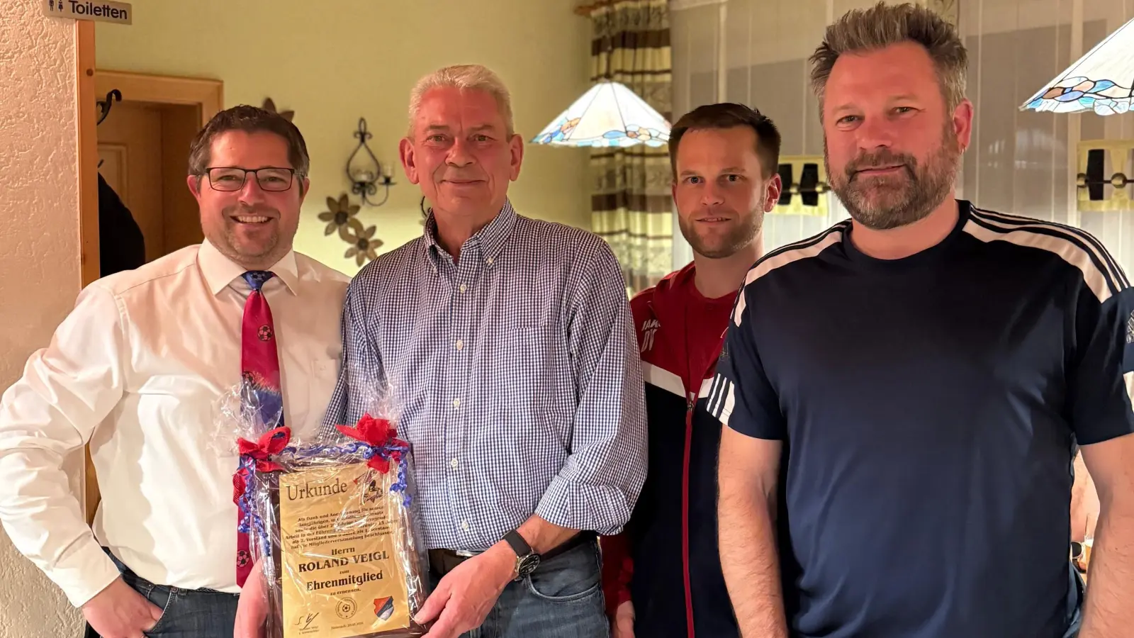 Mit großem Respekt und Dankbarkeit für sein Lebenswerk wurde Roland Veigl nun zum Ehrenmitglied ernannt. Ihm gratulierten die 3 Vorstände des ASV, Stephan, Daniel und Christian Veigl. (Bild: Stephan Veigl)