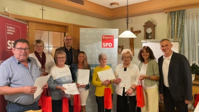 Jubilare SPD Auerbach: 40 Jahre: Karin Kretschmer, Edeltraut Stöhr, Helga Ehrl, Brigitte Cermak und Joachim Stöhr (entschuldigt), 25 Jahre: Dr. Edmund Goß, Anke Griesbeck, Angelie Leißner, Günter Sertl. (Bild: Peter Danninger)