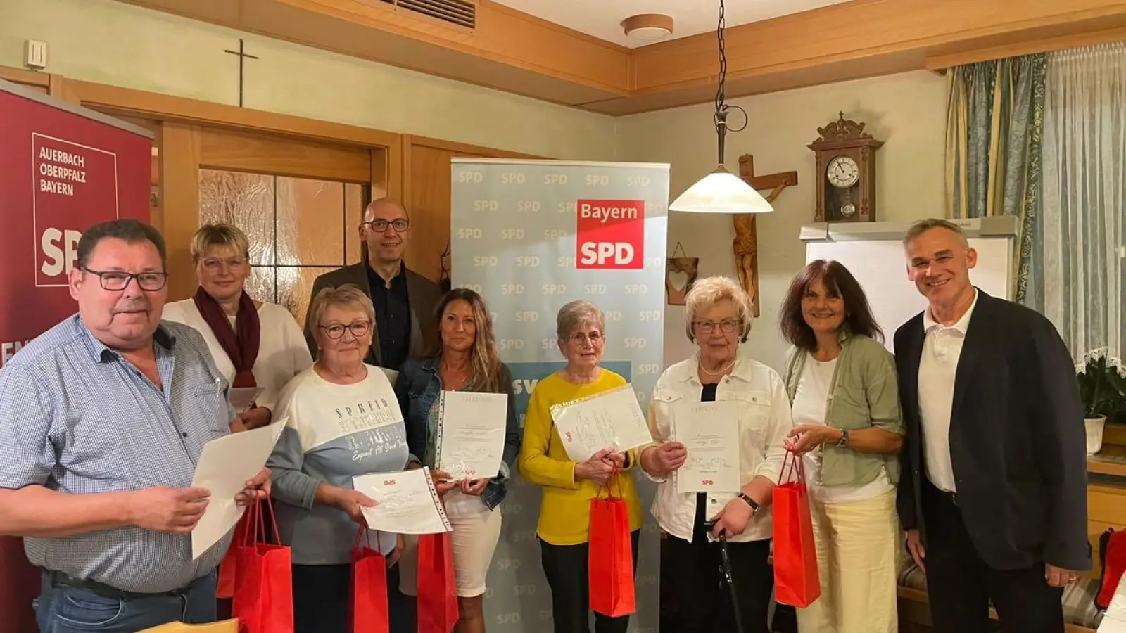 Jubilare SPD Auerbach: 40 Jahre: Karin Kretschmer, Edeltraut Stöhr, Helga Ehrl, Brigitte Cermak und Joachim Stöhr (entschuldigt), 25 Jahre: Dr. Edmund Goß, Anke Griesbeck, Angelie Leißner, Günter Sertl. (Bild: Peter Danninger)