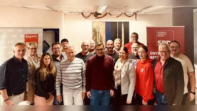 links: Vorsitzender Peter Danninger, Mitte: Bürgermeisterkandidat Felix Müller, rechts: 2. Bürgermeister Norbert Gradl (Bild: Peter Danninger)