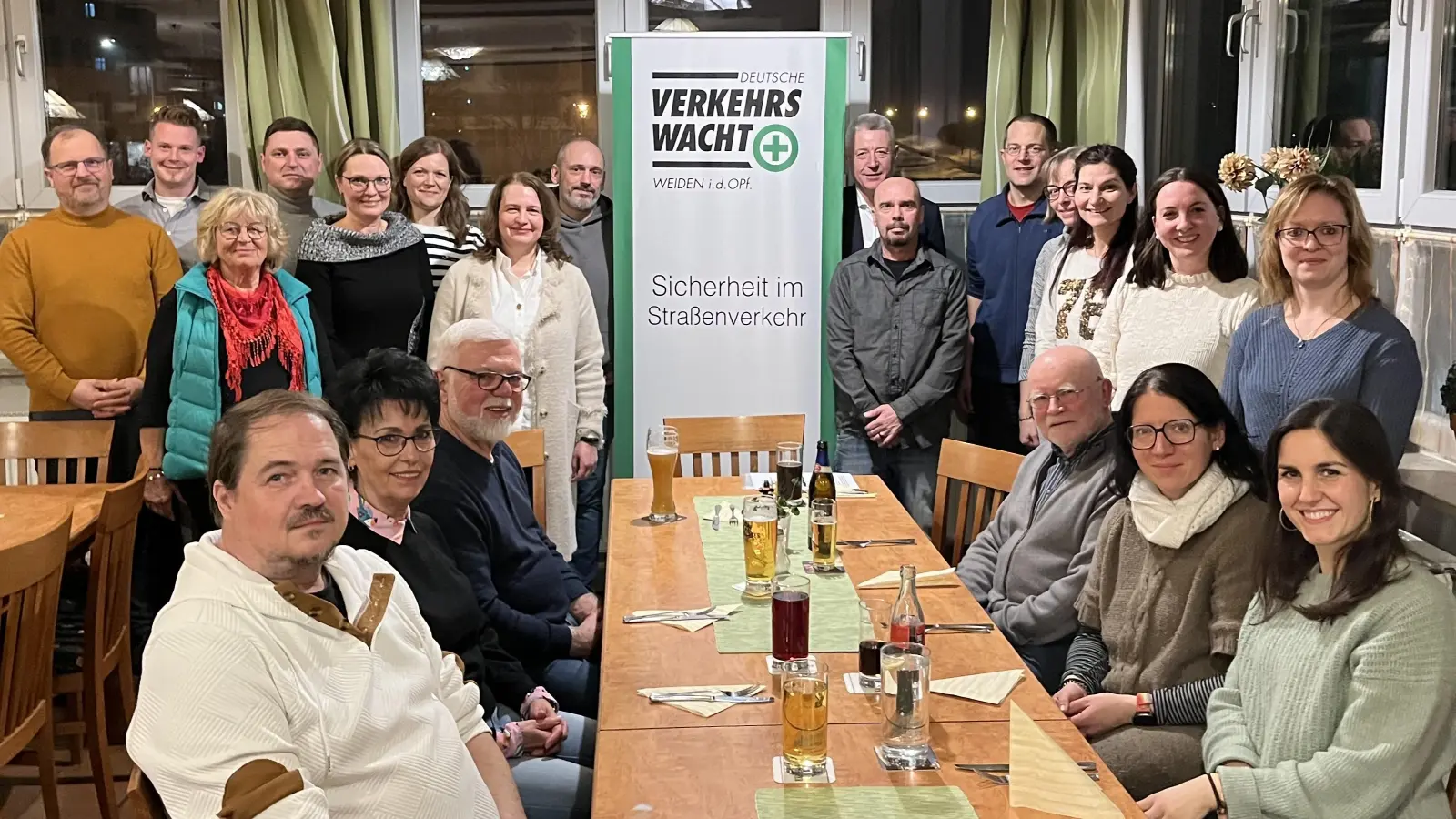 Elternlotsen der beiden Grundschulen mit den Ehrengästen (Bild: Josef Argauer)