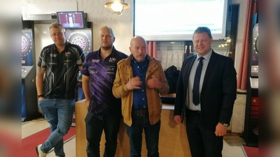 v.l. Turnierleitung Daniel Gold, Benjamin Fuhrmann, Stadtverbandsvorsitzender Peter Haibach und Bürgermeister Stefan Grillmeier bei der Begrüßung (Bild: Klaus Schuller)