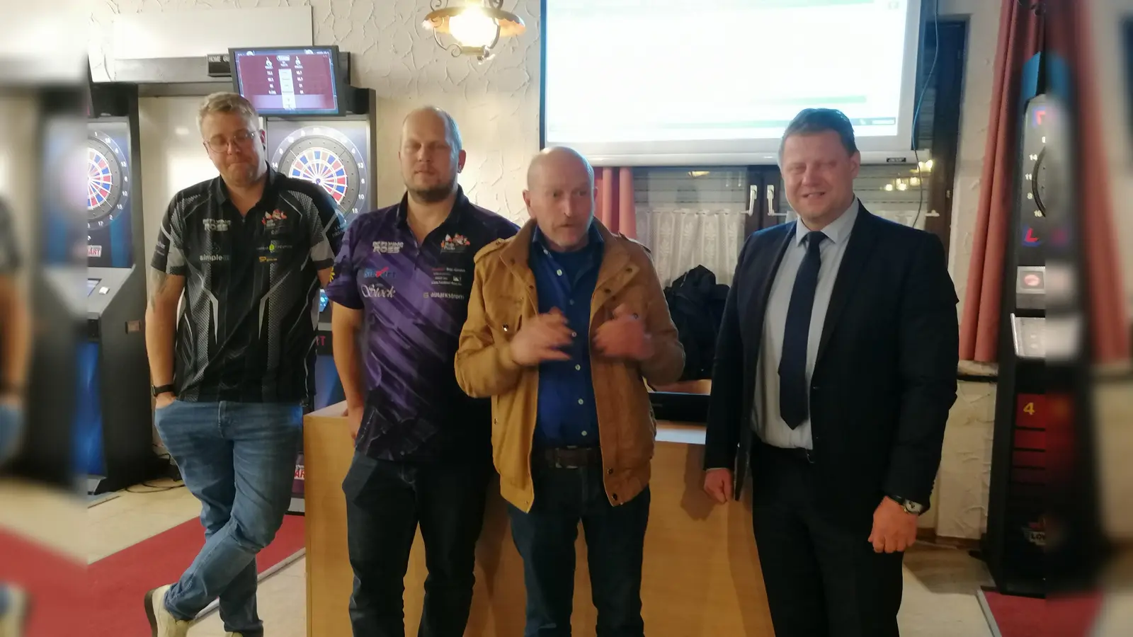 v.l. Turnierleitung Daniel Gold, Benjamin Fuhrmann, Stadtverbandsvorsitzender Peter Haibach und Bürgermeister Stefan Grillmeier bei der Begrüßung (Bild: Klaus Schuller)