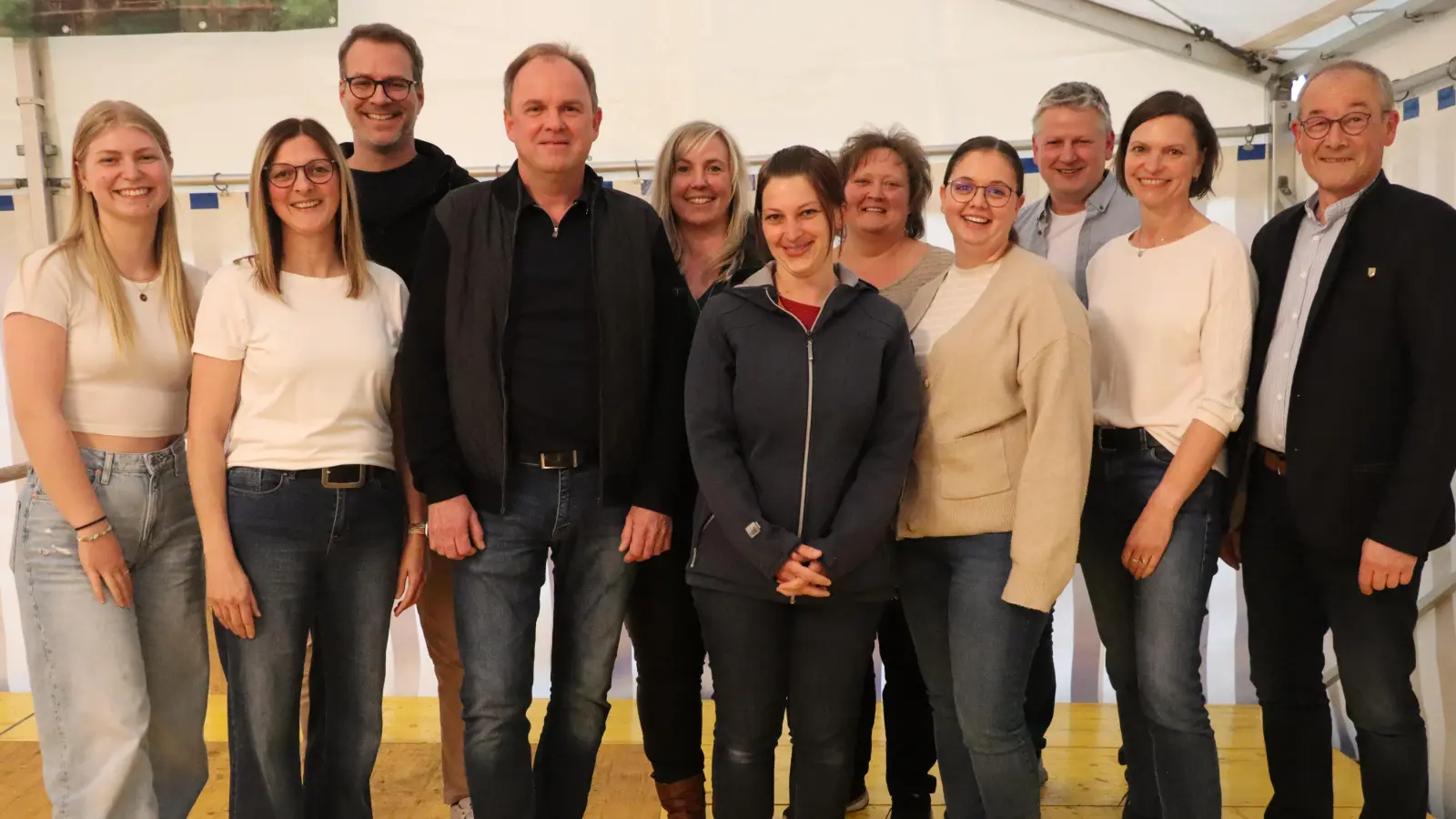 Die gewählten Funktionsträger (von links) Schriftführerin Luisa Graf, Vizepräsidentin Stefanie Richthammer, stv. Kassier Thomas Gietl, Präsident Josef Hollweck, Kassenprüferin Tanja Hollweck, Schatzmeisterin Verena Patzelt, Kassenprüferin Elke Singer, Jugendministerin Julia Singer, Hofmarschall Daniel Kellner und Gardeministerin Angelika Graf mit Bürgermeister Erwin Geitner. (Bild: Michael Rabenhofer)