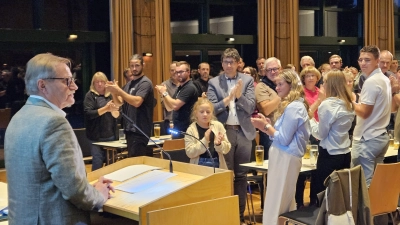 Stehende Ovationen für Klaus Nigg bei seinem letzten Auftritt als erster Vorstand (Bild: Gabriele Buchbinder)