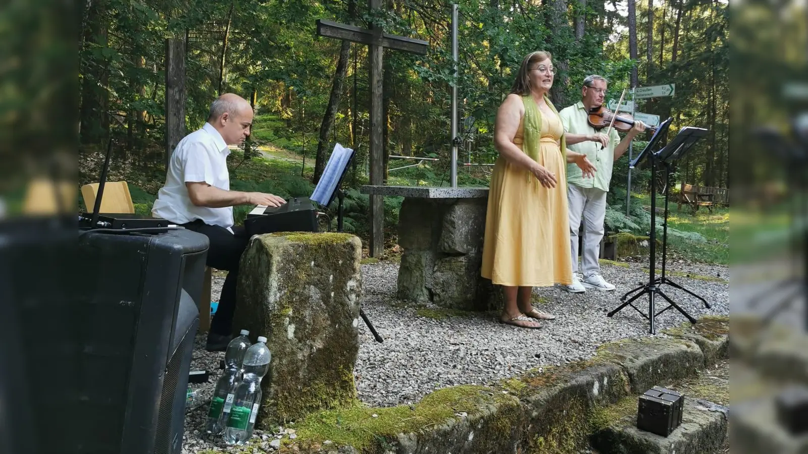 Aureliano Zattoni, Iris Meier und Alber Hubert, woraus sich „Aurial“ ableitet auf der Aussenanlage der Waldkapelle.<br><br> (Bild: Herbert Ziegler)