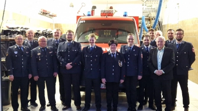 Vorstandschaft mit Führungskräften und Bürgermeister sowie neuen Jugendwart Tobias Hänel (6. v. l.) (Bild: Christian Krauß)