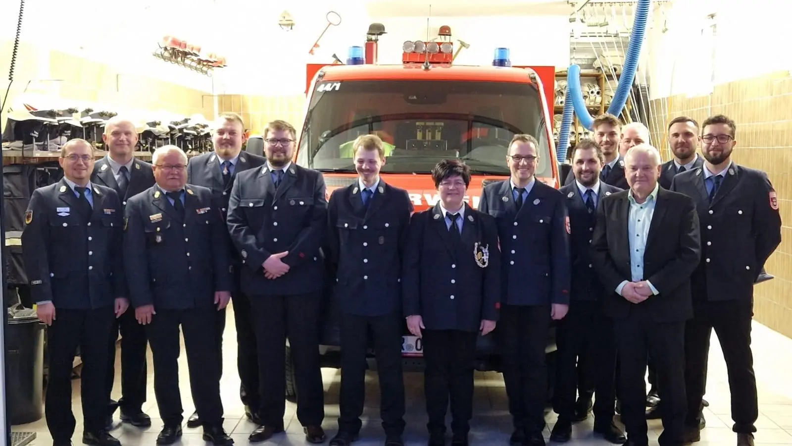 Vorstandschaft mit Führungskräften und Bürgermeister sowie neuen Jugendwart Tobias Hänel (6. v. l.) (Bild: Christian Krauß)