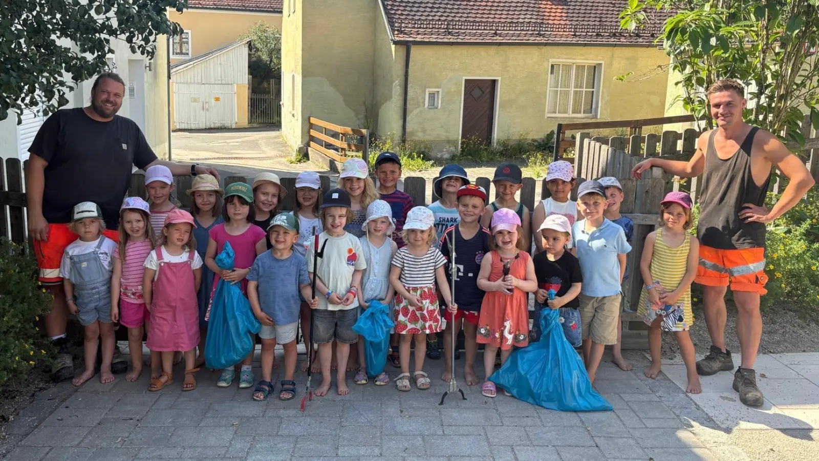 Stolz werden die Müllsäcke von unseren Kindergartenkindern an Tobi und Matthias vom Nabburger Bauhof übergeben.  (Bild: Lisa Burkhard )