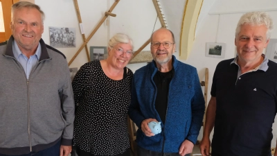 Für das neue Buch „Flosser Amt 4“ gewährte der Markt eine Spende von 500 Euro. Von links: Kassier Günther Stahl, Schriftführerin Roswitha Kresta, Vorsitzender Norbert Kresta und Bürgermeister Robert Lindner.  (Bild: Fred Lehner)