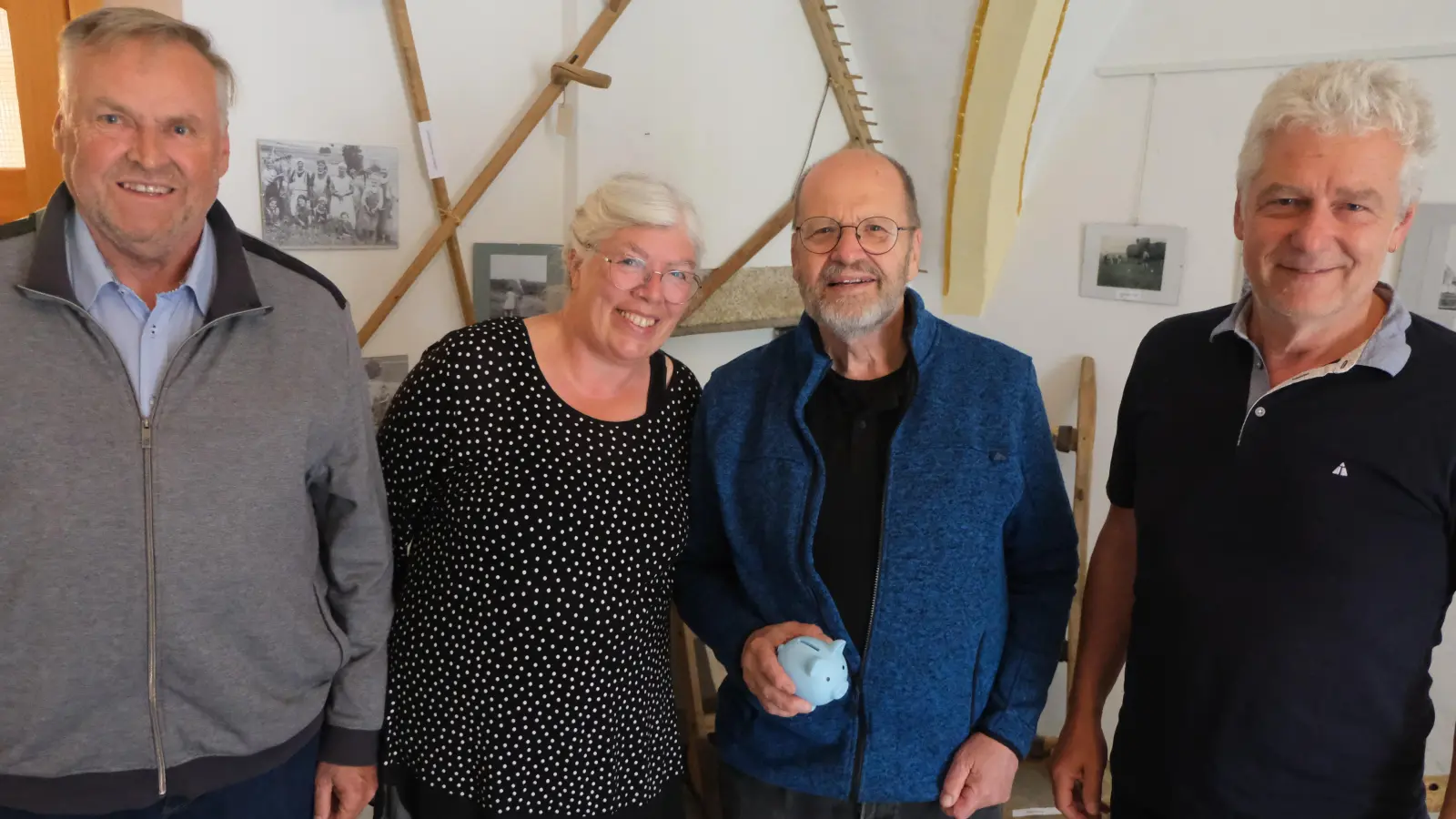 Für das neue Buch „Flosser Amt 4“ gewährte der Markt eine Spende von 500 Euro. Von links: Kassier Günther Stahl, Schriftführerin Roswitha Kresta, Vorsitzender Norbert Kresta und Bürgermeister Robert Lindner.  (Bild: Fred Lehner)