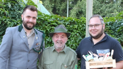 Ehrenschützenmeister Josef Pflaum (mitte) erhielt von Andreas Reber (links) und Michael Kraus (rechts) die Ehrung für 70 jährige Vereinstreue. (Bild: Andreas Reber)