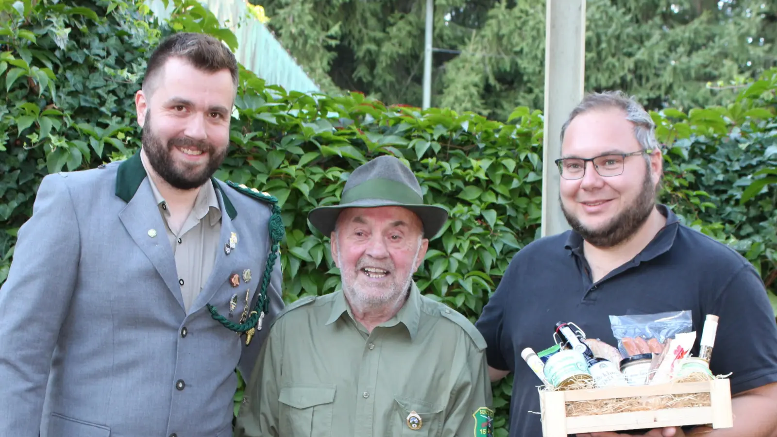 Ehrenschützenmeister Josef Pflaum (mitte) erhielt von Andreas Reber (links) und Michael Kraus (rechts) die Ehrung für 70 jährige Vereinstreue. (Bild: Andreas Reber)