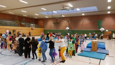 Über 100 maskierte Kinder und Eltern hatten großen Spaß bei der maskierten Turnstunde der Sparte Turnen des SV Loderhof/Sulzbach e.V.  (Bild: Gerda Donhauser)