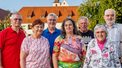 Susanne Kimmerl (vorne, Mitte) bleibt Vorsitzende der Fotofreunde Pfreimd. Zum Vorstand gehören weiter Hans-Erich Jenke, Erna Lotter, Gerhard Birner, Alfred Hammer, Monika Renda und Clemens Hösamer (von links).  (Bild: Kurt Hanauer)