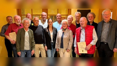 Die geehrten Mitglieder mit dem Vorstand und Bürgermeister Johannes Reger.  (Bild: Iris Purucker)
