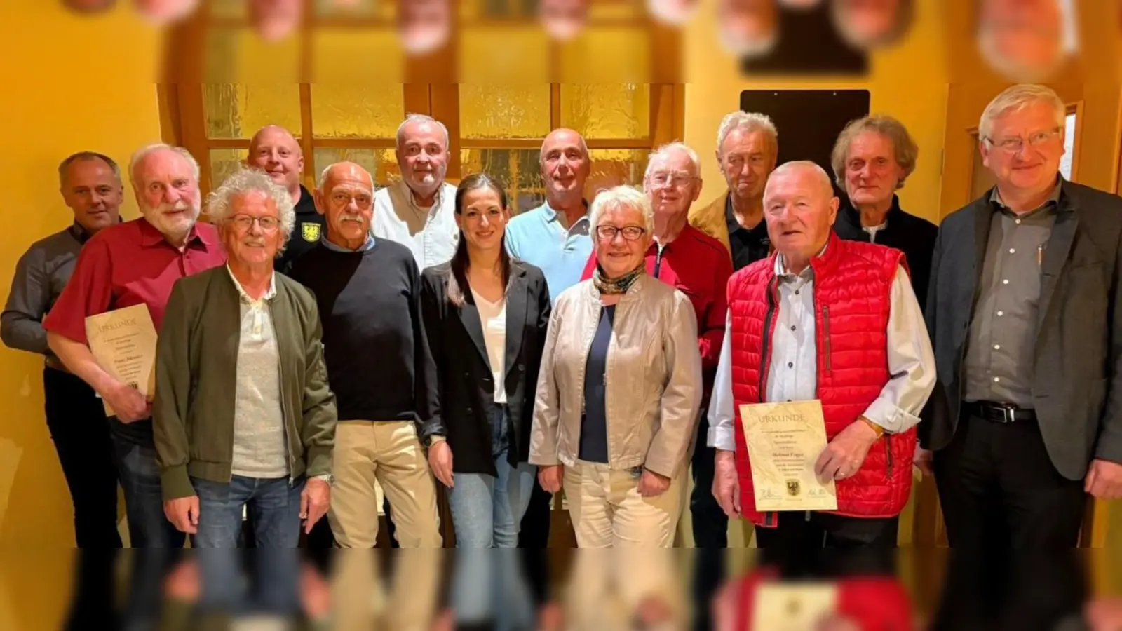 Die geehrten Mitglieder mit dem Vorstand und Bürgermeister Johannes Reger.  (Bild: Iris Purucker)