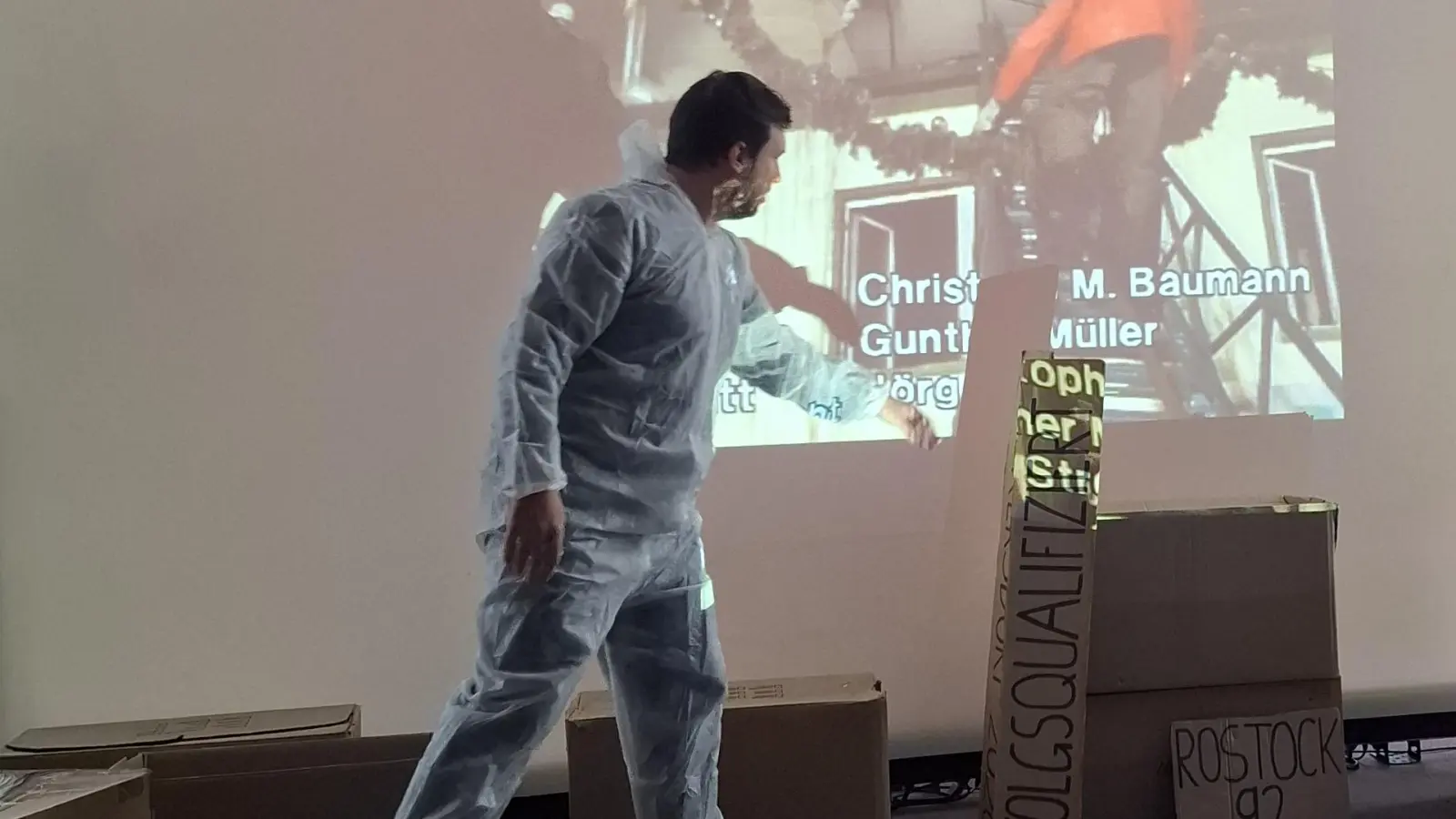 Autor, Regisseur und Darsteller Florian Wein hinterlässt tiefen Eindruck bei Studierenden und Lehrkräften der FakS Weiden. (Bild: Barbara Neuber)