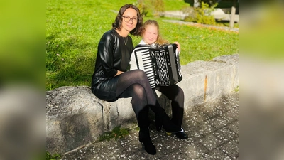 Katharina Stock mit ihrer Lehrerin Viktoria Obermaier beim Wettbewerb in Schwabach (Bild: Marianne Stock)