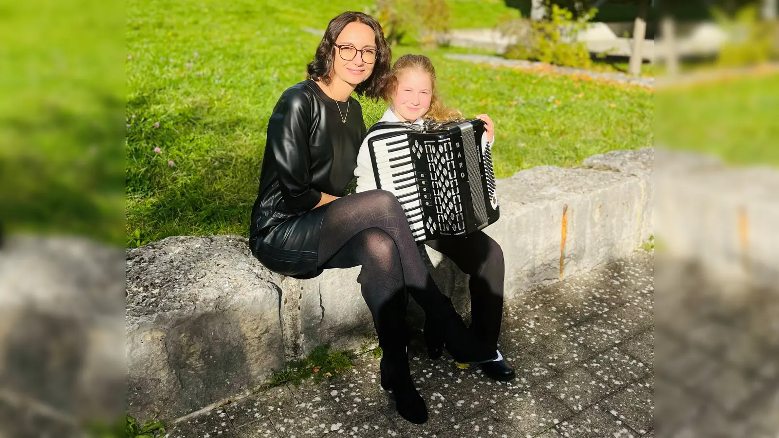 Katharina Stock mit ihrer Lehrerin Viktoria Obermaier beim Wettbewerb in Schwabach (Bild: Marianne Stock)