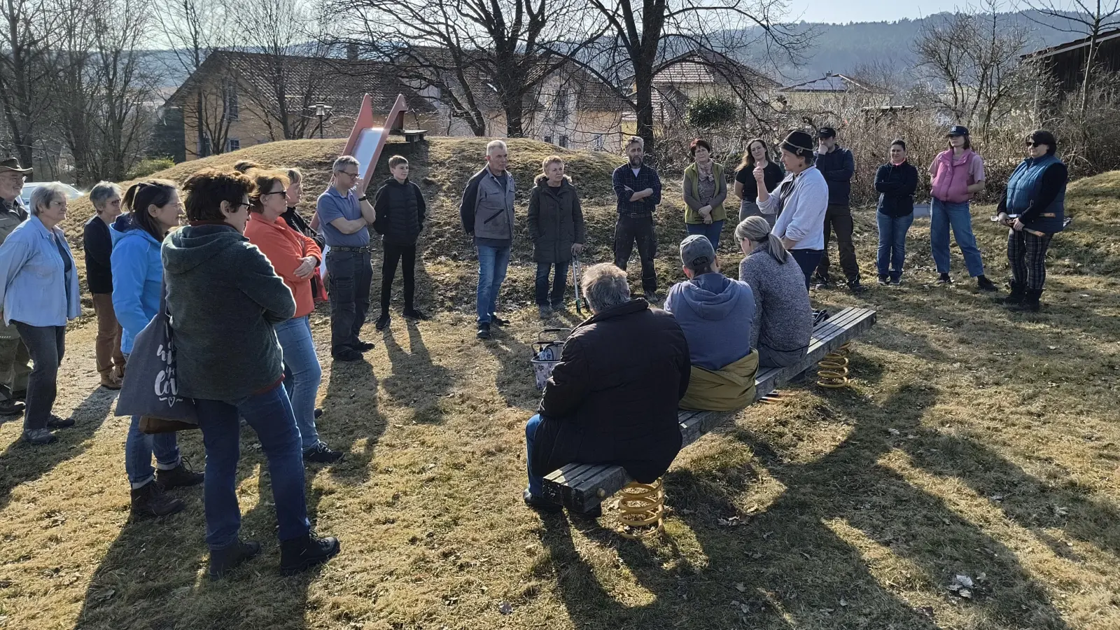 Gartenfachberaterin Susanne Deutschländer zeigte in Tiefenbach den richtigen Schnitt an Stauden und Sträuchern. (Bild: Nikolaus Scherr )