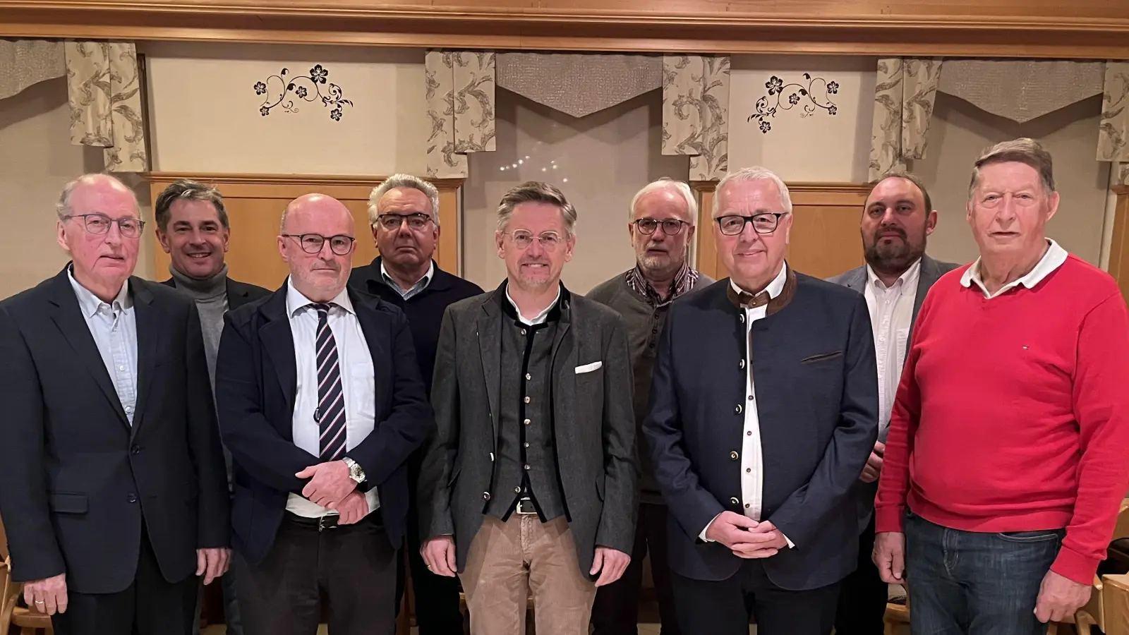 auf dem Bild v.li.: Dr. Günther Fütterer, Markus Dumler, Johannes Koller, Hans Zetlmeisl, Kreisvorsitzender Tobias Reiß, Thomas Küffner, Norbert Leeb, Oliver Becher und Josef Hösl. (Bild: Alexander Hörl)
