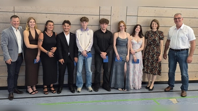 Die MRS und ihre besten Absolventinnen sowie Absolventen: (von links) Rektor Tobias Kick, Julia Decker (9a), Marion Kreuzer (Klassenleiterin 9a), Khalaf Al Khalaf (9a), Fabian Sturm (9a), Michalis Lala (M10), Leonora Bauer (M10), Laura Hein (M10), Konrektorin Cornelia Treml, Klaus Hartmannsgruber (Klassenleiter M10). (Bild: Klaus Hartmannsgruber)