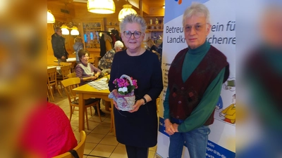 Seniorenbeauftragter Edwin Ulrich überreicht Frau Erika Steger ein Blumengeschenk (Bild: Elke Ulrich)