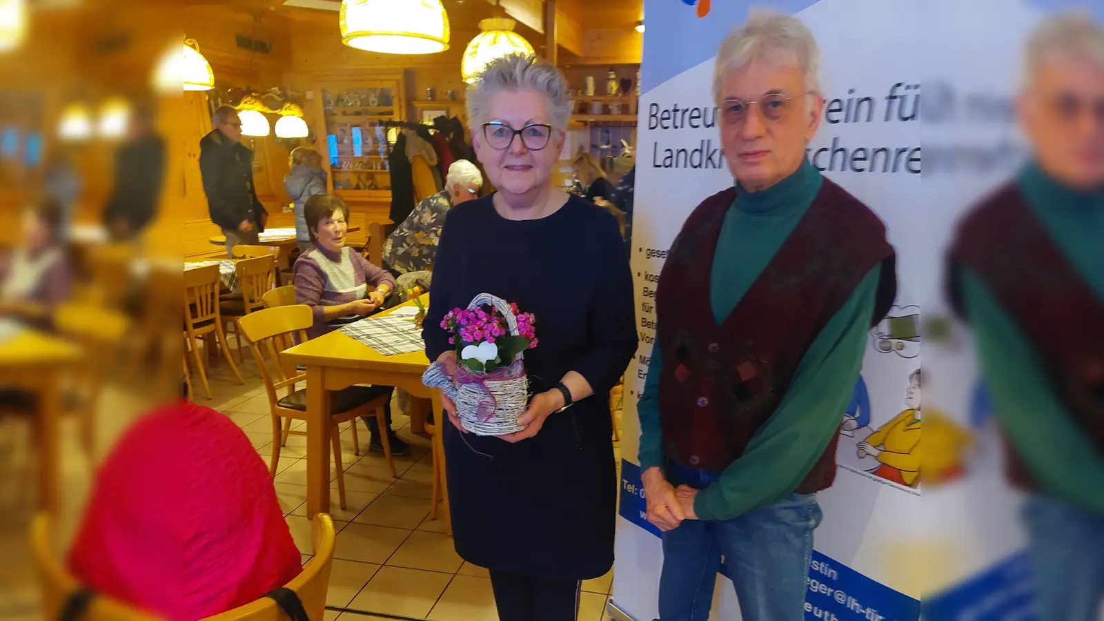Seniorenbeauftragter Edwin Ulrich überreicht Frau Erika Steger ein Blumengeschenk (Bild: Elke Ulrich)