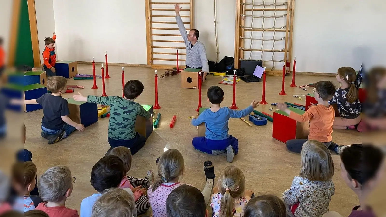 Musikpädagoge Markus Werner beim Abschlusskonzert im Kindergarten (Bild: Götz-Heindl Rebecca)