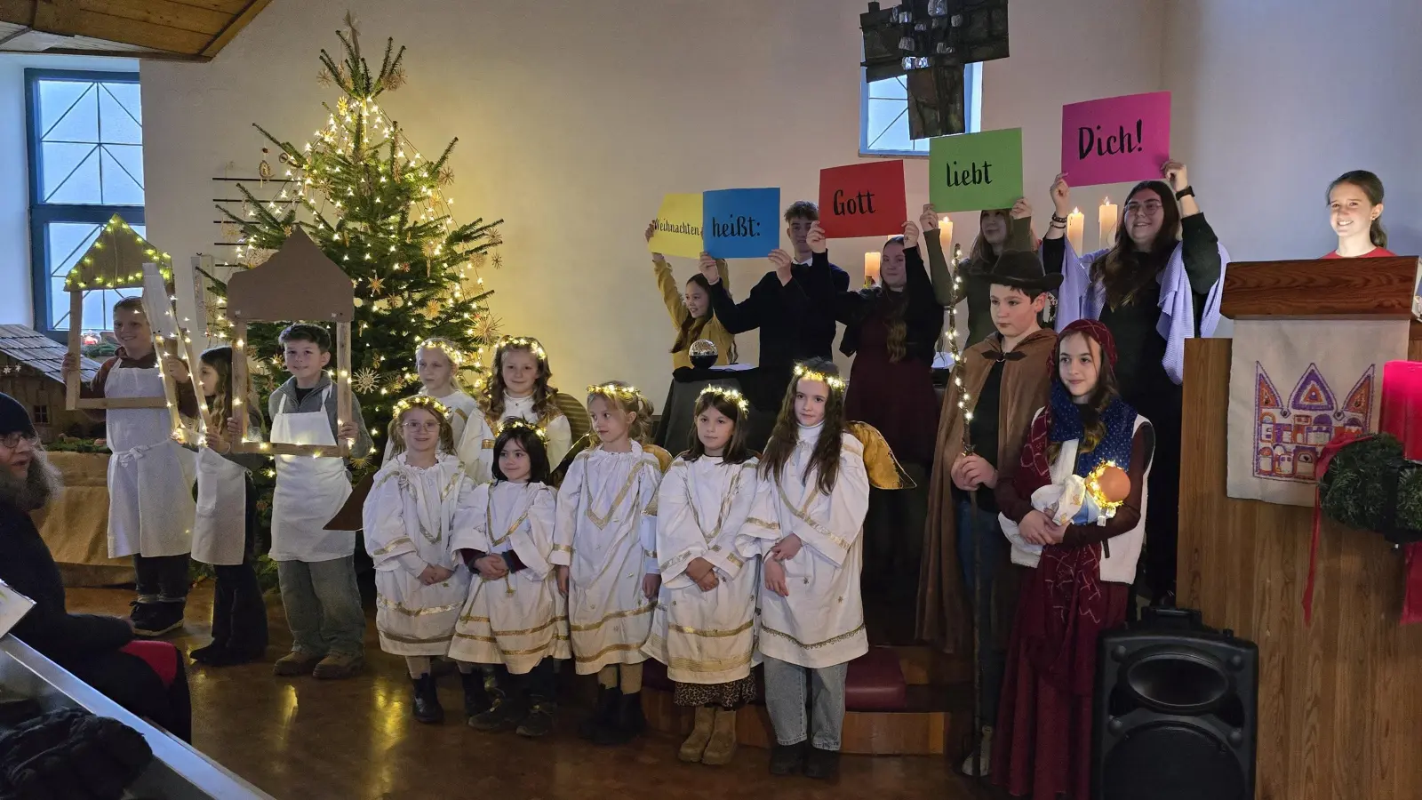 Die Spieler visualisieren die Botschaft des Krippenspiels. (Bild: Manuela Göldner-Gruber )