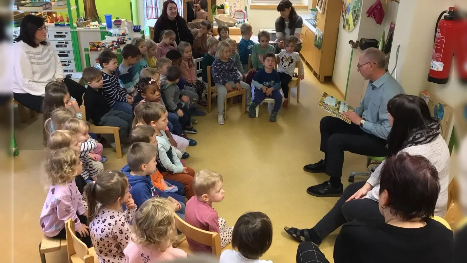 Herr Erhardt liest den Kindergartenkindern eine Geschichte vor. (Bild: Christina Greger)