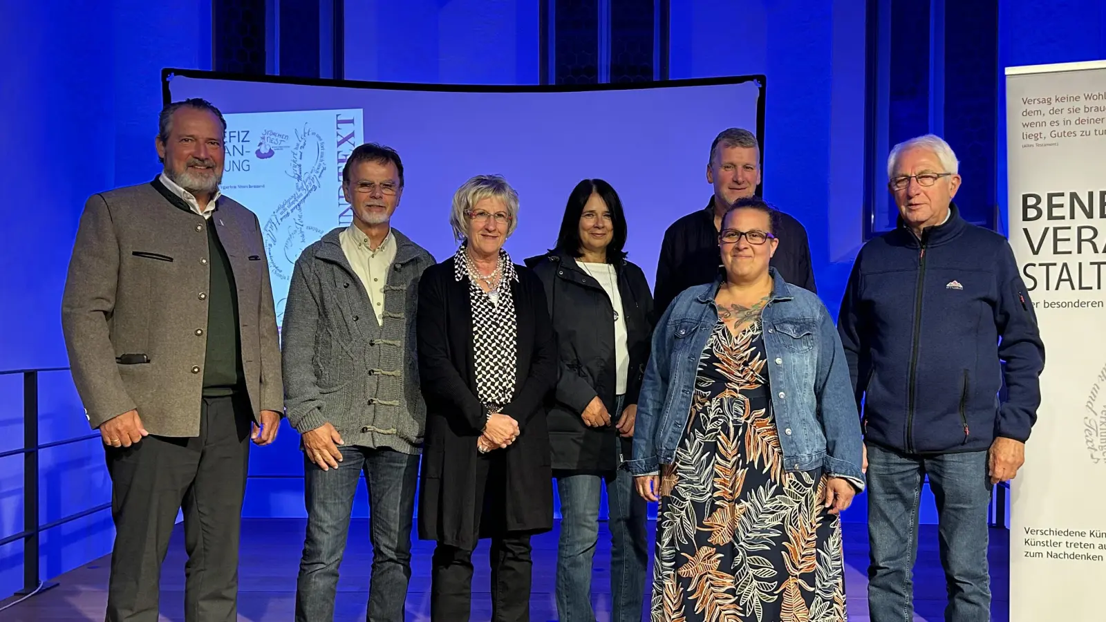  Bei der MuT-Benefizveranstaltung in Nabburg kamen über 300 Euro für das Kinderhaus Storchennest zusammen. Bürgermeister Frank Zeitler (links) bedankte sich bei Organisator Wolfgang Goeldner und Sängerin Michaela Mention. (Bild: Marko Pammer)