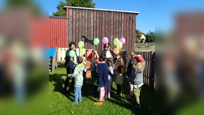 Die Vorschulkinder mit Christina und Karin. (Bild: Ina Zaspel)