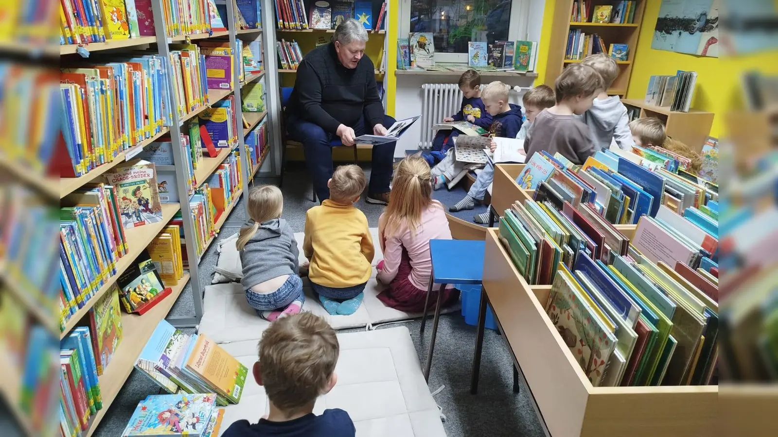 Vorweihnachtliche Stimmung bei der Vorlesestunde in der Bücherei mit Lesepaten Bernhard Schmidt (Bild: Andrea Bayer)