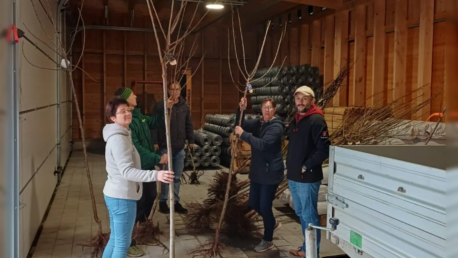 Übergabe der Streuobstbäume an die Bürgerinnen und Bürger (Bild: Anna Balk)