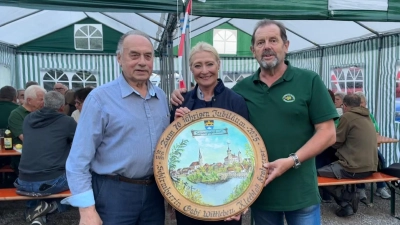 v.li. Malermeister Siegfried Ries, 2. Bgm Gabi Wittleben und 1. SM Uli Götz (Bild: Gerlinde Biersack)