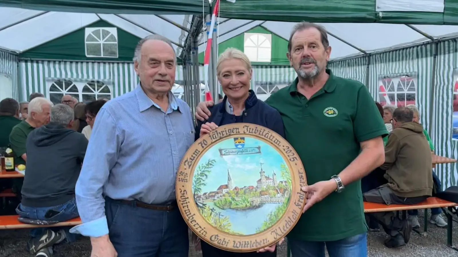 v.li. Malermeister Siegfried Ries, 2. Bgm Gabi Wittleben und 1. SM Uli Götz (Bild: Gerlinde Biersack)