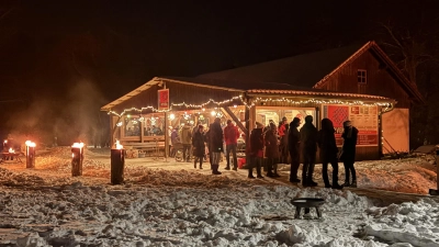 Stimmungsvolle Atmosphäre beim Christbaumlagerfeuer am Sportgelände der SpVgg Weigendorf. (Bild: Julius Künzel)