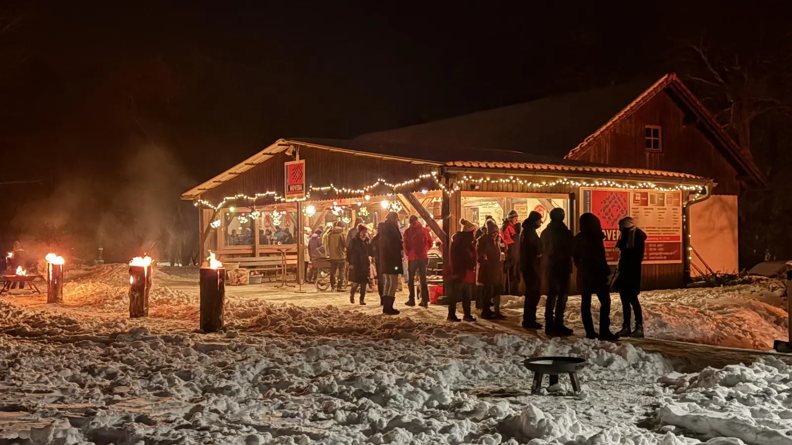 Stimmungsvolle Atmosphäre beim Christbaumlagerfeuer am Sportgelände der SpVgg Weigendorf. (Bild: Julius Künzel)