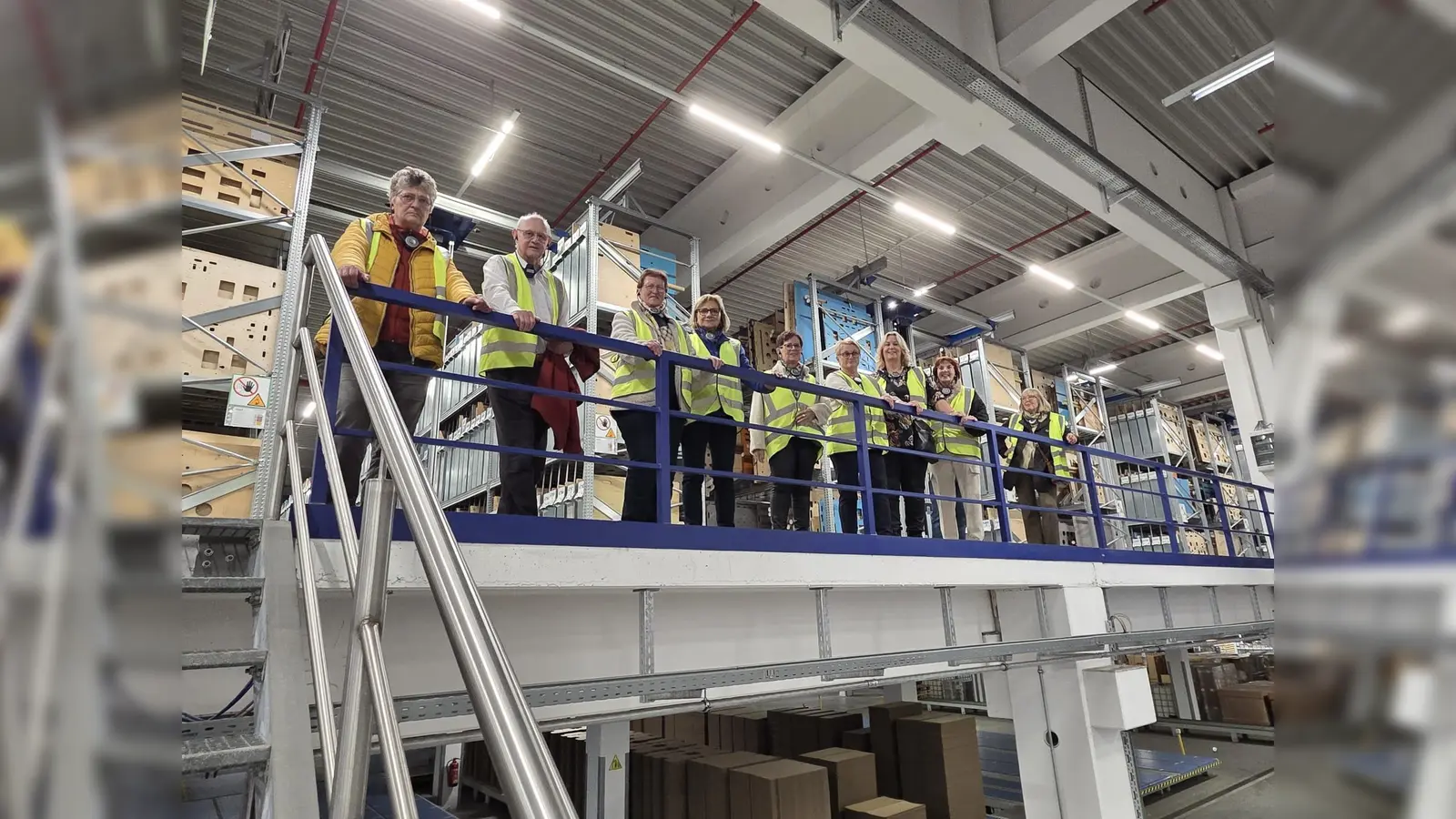 Teil der Gruppe bei der Werksbesichtigung im Liebensteiner Kartonagenwerk (Bild: Petra Schäffler)