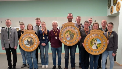 Schützenkönig Ekkehard Kroohs, Schützenliesl Franziska Kühner und Jugendkönig Maja Bockshecker der Plassenbergschützen mit den jeweiligen Rittern und Liesln sowie Gauschützenmeister Klaus Ketzler, Tobias Beer, Helmut Meier und Jochen Köppl (Bild: Susanne Gschrey)