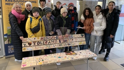 Erni Bühl und Andrea Hart mit den Schülerinnen und Schülern der Ethikgruppen der Fichtelnaabtal-Mittelschule Ebnath-Neusorg. (Bild: Erni Bühl)